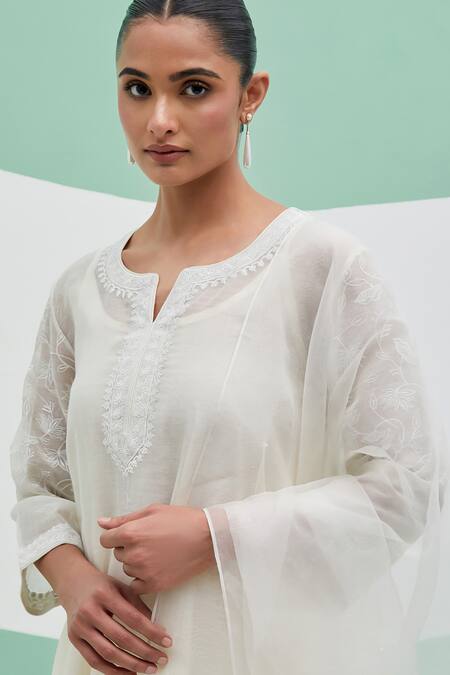 Priya Chaudhary Off White Chanderi Embroidery Split V-neck Bandhan Kurta Set at Aza Fashions Priya Chaudhary_Off White Chanderi Embroidery Split V-neck Bandhan Kurta Set _at_Aza_Fashions