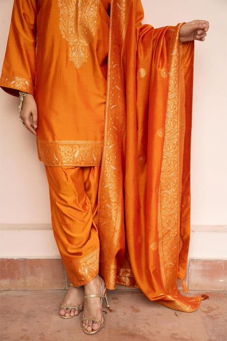 Safaa Mustard Vegan Silk Zari, Embroidery Split Choti Si Kahaani Phiran Kurta Set Online at Aza Fashions Safaa_Mustard Vegan Silk Zari, Embroidery Split Choti Si Kahaani Phiran Kurta Set _Online_at_Aza_Fashions