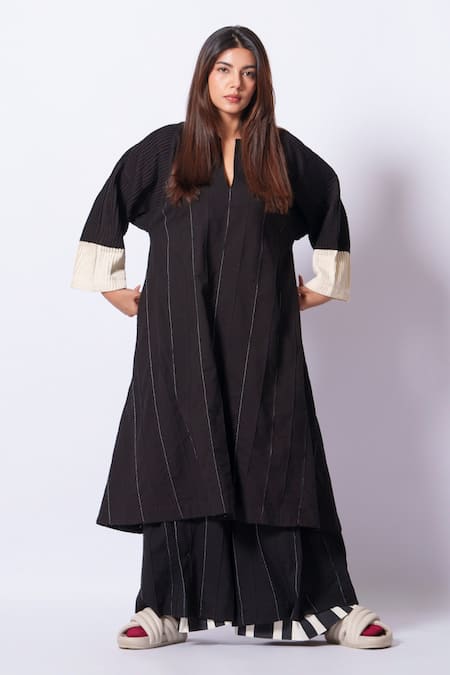 Buy_Stoique_Black Cotton Embroidery Split V-neck Dune Pintuck Pattern Tunic _Online_at_Aza_Fashions