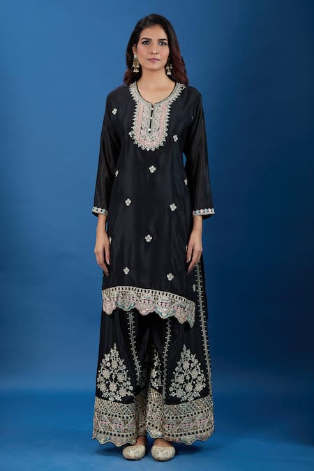 Samyukta Singhania_Black Chinon Embroidery Split V-neck Butti Pattern Straight Kurta Set _Online_at_Aza_Fashions