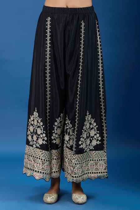 Samyukta Singhania_Black Chinon Embroidery Split V-neck Butti Pattern Straight Kurta Set _at_Aza_Fashions