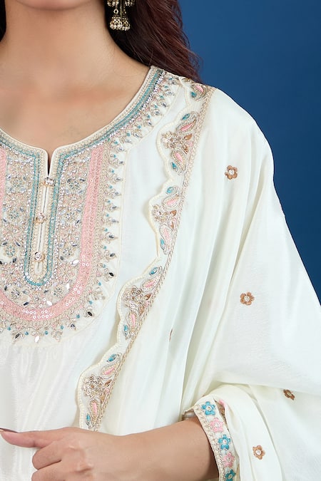Samyukta Singhania_Off White Chinon Embroidery, Zari Split V-neck Butti Pattern Straight Kurta Set _Online_at_Aza_Fashions