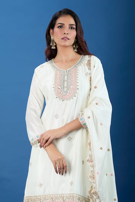 Shop_Samyukta Singhania_Off White Chinon Embroidery, Zari Split V-neck Butti Pattern Straight Kurta Set _Online_at_Aza_Fashions