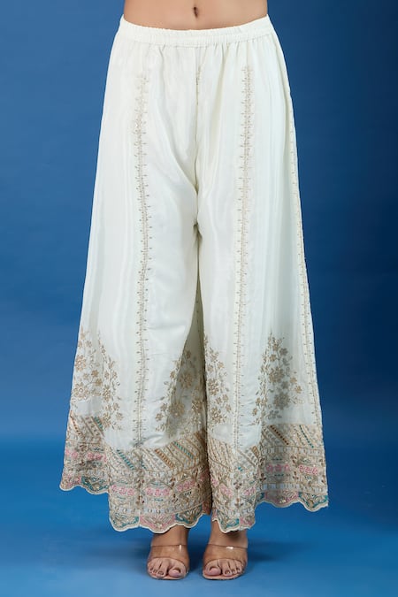 Samyukta Singhania_Off White Chinon Embroidery, Zari Split V-neck Butti Pattern Straight Kurta Set _at_Aza_Fashions