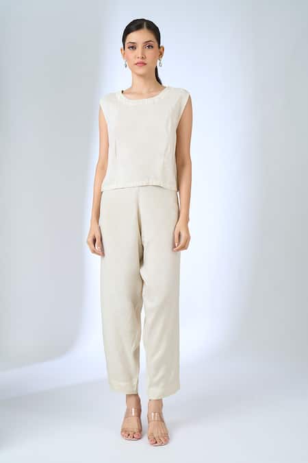 Samyukta Singhania_Off White Crepe Embroidery Mandarin Collar Floral Kurta And Pant Set _Online_at_Aza_Fashions