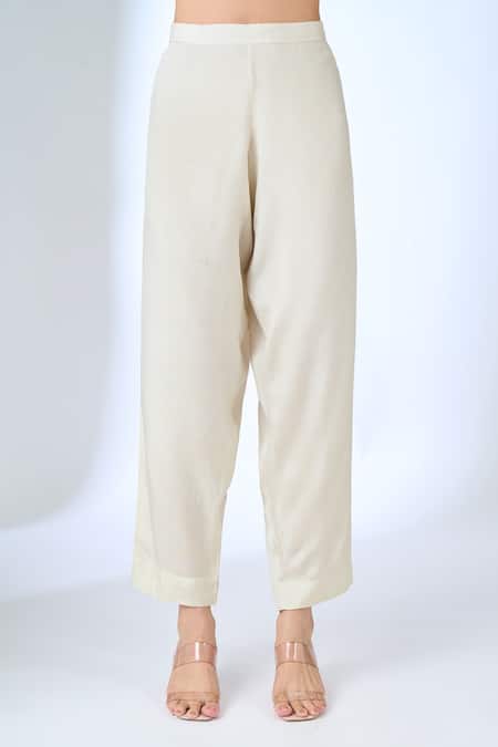 Samyukta Singhania_Off White Crepe Embroidery Mandarin Collar Floral Kurta And Pant Set _at_Aza_Fashions