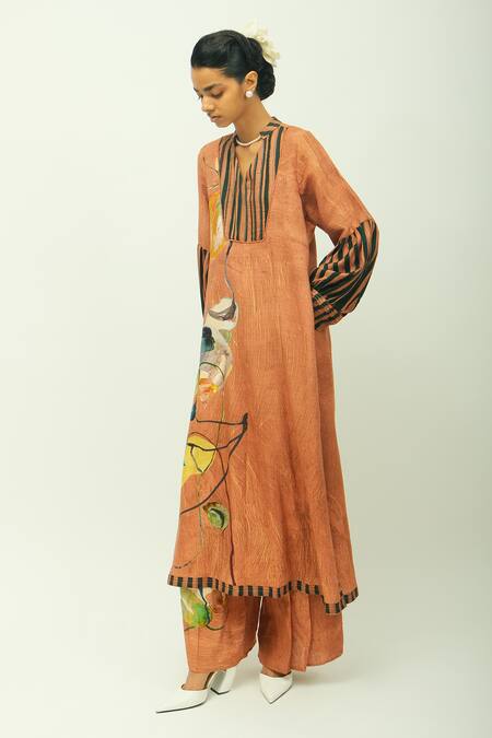Buy_OFRIDA_Brown Split V-neck Mira Printed Kurta And Pant Set _Online_at_Aza_Fashions