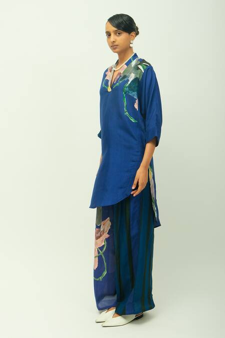 OFRIDA_Blue Muslin, Bemberg Beads Split V-neck Midnight Psy Hand Painted Print Kurta _Online_at_Aza_Fashions