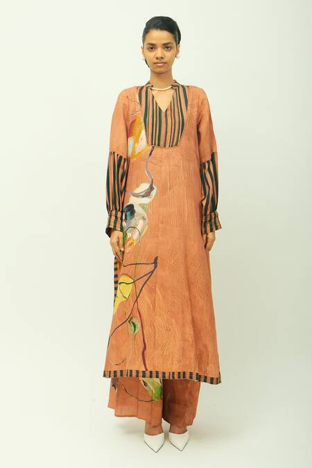 Buy_OFRIDA_Brown Split V-neck Mira Hand Painted Print Kurta _Online_at_Aza_Fashions