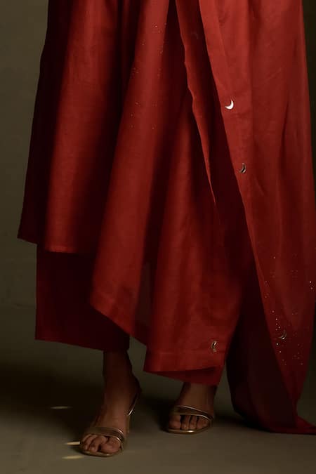 Charkhee Red Chanderi, Voile Embroidery Split V-neck Mul Kurta Set Online at Aza Fashions Charkhee_Red Chanderi, Voile Embroidery Split V-neck Mul Kurta Set _Online_at_Aza_Fashions