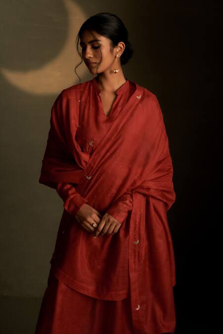 Buy Charkhee Red Chanderi, Voile Embroidery Split V-neck Mul Kurta Set Online at Aza Fashions Buy_Charkhee_Red Chanderi, Voile Embroidery Split V-neck Mul Kurta Set _Online_at_Aza_Fashions