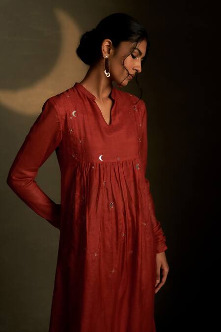 Shop Charkhee Red Chanderi, Voile Embroidery Split V-neck Mul Kurta Set Online at Aza Fashions Shop_Charkhee_Red Chanderi, Voile Embroidery Split V-neck Mul Kurta Set _Online_at_Aza_Fashions