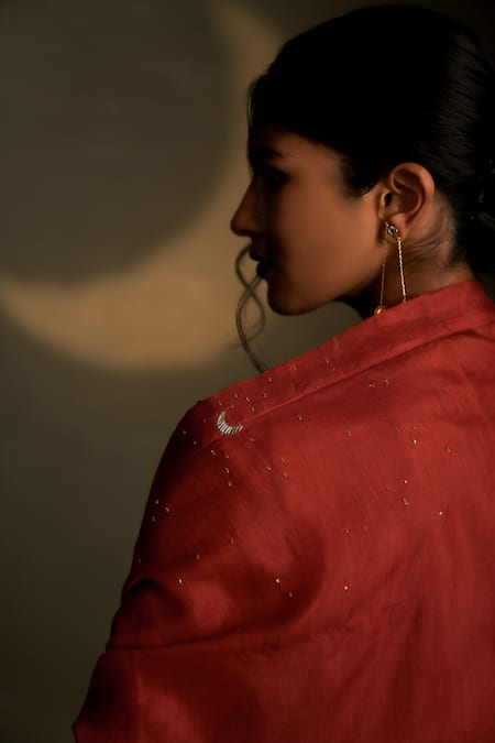 Charkhee Red Chanderi, Voile Embroidery Split V-neck Mul Kurta Set at Aza Fashions Charkhee_Red Chanderi, Voile Embroidery Split V-neck Mul Kurta Set _at_Aza_Fashions