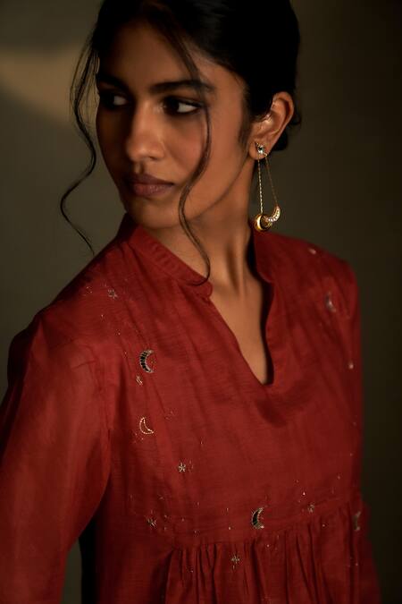 Buy Charkhee Red Chanderi, Voile Embroidery Split V-neck Mul Kurta Set Buy_Charkhee_Red Chanderi, Voile Embroidery Split V-neck Mul Kurta Set