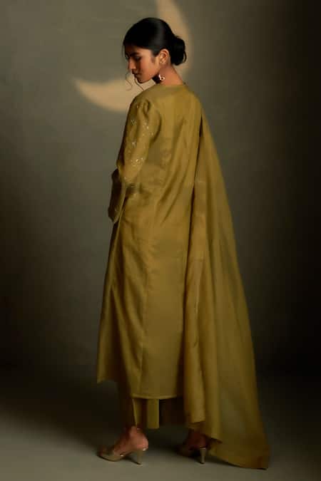 Shop Charkhee Olive Green Chanderi, Voile Embroidery V-neck Mul Kurta Set at Aza Fashions Shop_Charkhee_Olive Green Chanderi, Voile Embroidery V-neck Mul Kurta Set _at_Aza_Fashions