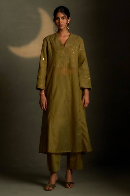 Charkhee Olive Green Chanderi, Voile Embroidery V-neck Mul Kurta Set Online at Aza Fashions Charkhee_Olive Green Chanderi, Voile Embroidery V-neck Mul Kurta Set _Online_at_Aza_Fashions