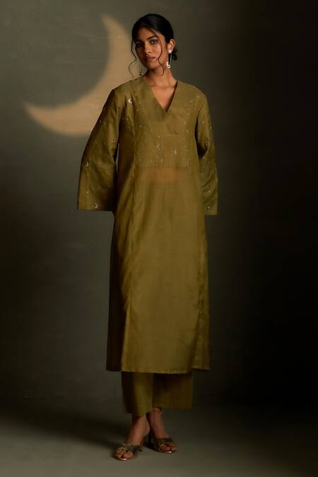 Buy Charkhee Olive Green Chanderi, Voile Embroidery V-neck Mul Kurta Set Online at Aza Fashions Buy_Charkhee_Olive Green Chanderi, Voile Embroidery V-neck Mul Kurta Set _Online_at_Aza_Fashions