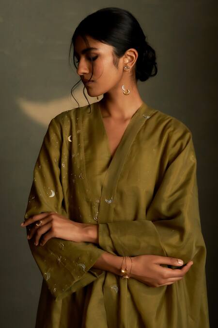 Shop Charkhee Olive Green Chanderi, Voile Embroidery V-neck Mul Kurta Set Online at Aza Fashions Shop_Charkhee_Olive Green Chanderi, Voile Embroidery V-neck Mul Kurta Set _Online_at_Aza_Fashions