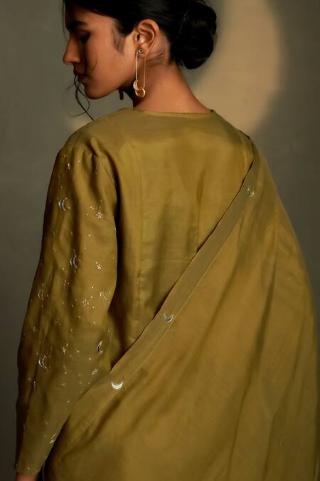 Charkhee Olive Green Chanderi, Voile Embroidery V-neck Mul Kurta Set at Aza Fashions Charkhee_Olive Green Chanderi, Voile Embroidery V-neck Mul Kurta Set _at_Aza_Fashions