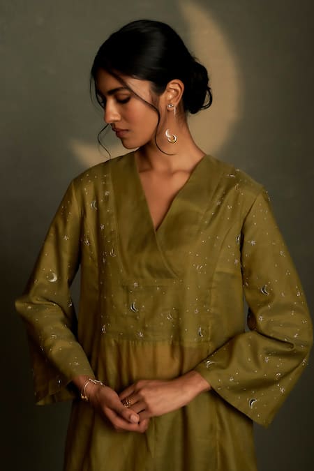 Buy Charkhee Olive Green Chanderi, Voile Embroidery V-neck Mul Kurta Set Buy_Charkhee_Olive Green Chanderi, Voile Embroidery V-neck Mul Kurta Set