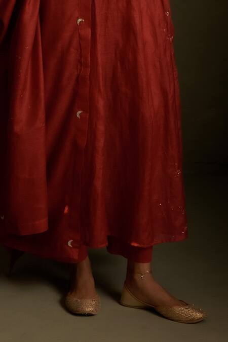 Charkhee Red Chanderi, Voile Embroidery Keyhole Neck Mul Kurta Set Online at Aza Fashions Charkhee_Red Chanderi, Voile Embroidery Keyhole Neck Mul Kurta Set _Online_at_Aza_Fashions
