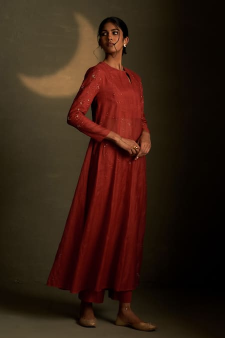 Buy Charkhee Red Chanderi, Voile Embroidery Keyhole Neck Mul Kurta Set Online at Aza Fashions Buy_Charkhee_Red Chanderi, Voile Embroidery Keyhole Neck Mul Kurta Set _Online_at_Aza_Fashions