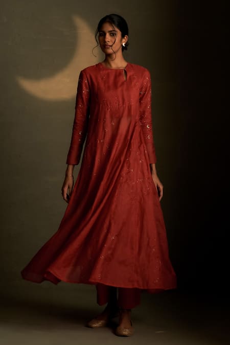 Shop Charkhee Red Chanderi, Voile Embroidery Keyhole Neck Mul Kurta Set Online at Aza Fashions Shop_Charkhee_Red Chanderi, Voile Embroidery Keyhole Neck Mul Kurta Set _Online_at_Aza_Fashions