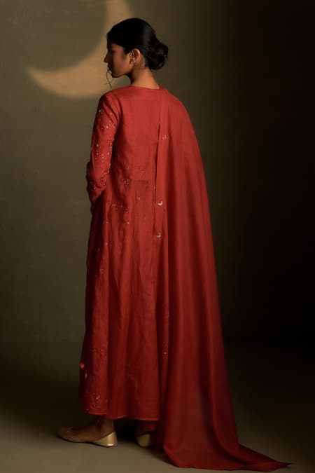 Shop Charkhee Red Chanderi, Voile Embroidery Keyhole Neck Mul Kurta Set at Aza Fashions Shop_Charkhee_Red Chanderi, Voile Embroidery Keyhole Neck Mul Kurta Set _at_Aza_Fashions