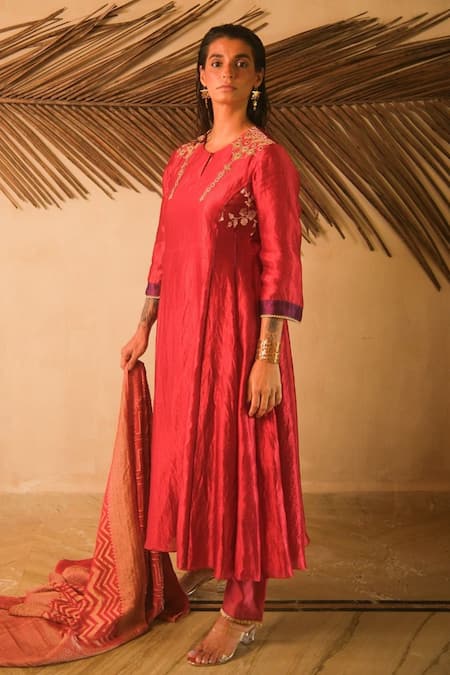 Myoho Embroidered Kurta With Pant 