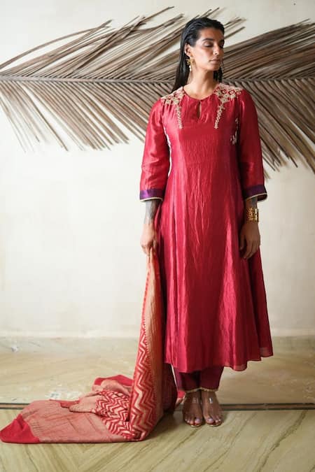 Myoho Embroidered Kurta With Pant 