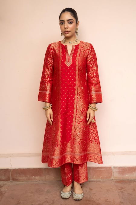 Safaa_Red Vegan Silk Zari, Gota Patti Split V-neck Rang Yadein Kurta Set _Online_at_Aza_Fashions