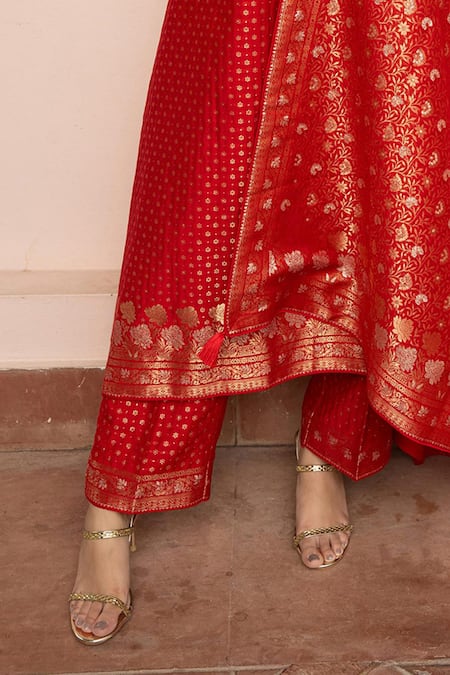 Safaa_Red Vegan Silk Zari Scoop Neck Shehnai Ki Dhun Kurta Set _Online_at_Aza_Fashions