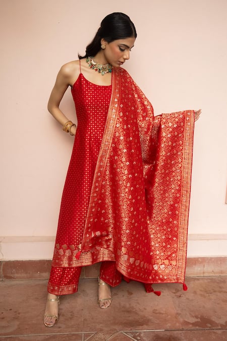 Safaa Red Vegan Silk Zari Scoop Neck Shehnai Ki Dhun Kurta Set 