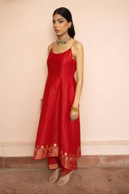 Buy_Safaa_Red Vegan Silk Zari Scoop Neck Shehnai Ki Dhun Kurta Set _Online_at_Aza_Fashions