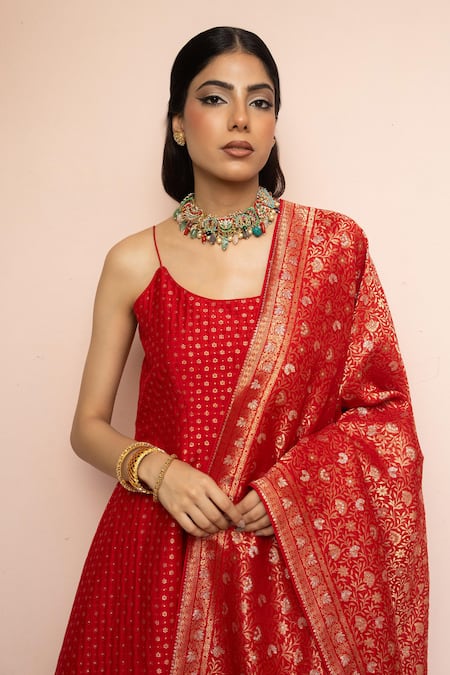 Shop_Safaa_Red Vegan Silk Zari Scoop Neck Shehnai Ki Dhun Kurta Set _Online_at_Aza_Fashions
