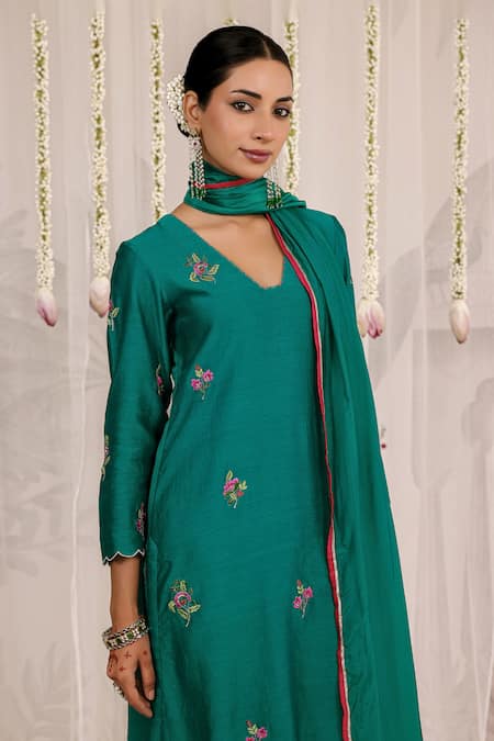 Myaara_Emerald Green Chanderi Embroidery Split V-neck Kurta Set _Online_at_Aza_Fashions