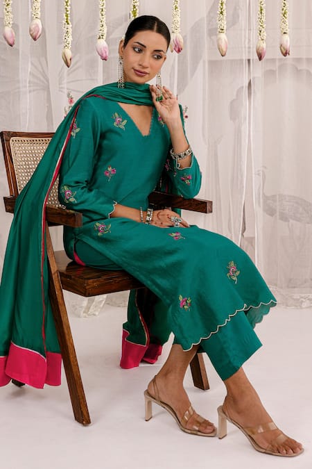 Myaara_Emerald Green Chanderi Embroidery Split V-neck Kurta Set _at_Aza_Fashions