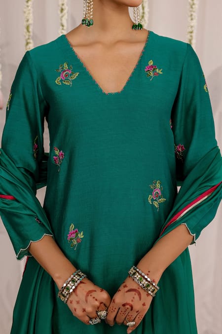 Buy_Myaara_Emerald Green Chanderi Embroidery Split V-neck Kurta Set 