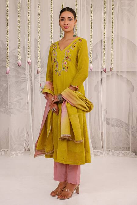 Buy_Myaara_Olive Green Chanderi Embroidery V-neck Floral Kurta Set 