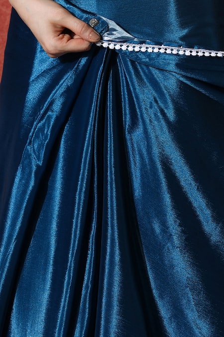 Naintara Bajaj_Teal Chinon V-neck Geometric Print Pre-draped Saree With Blouse _Online_at_Aza_Fashions