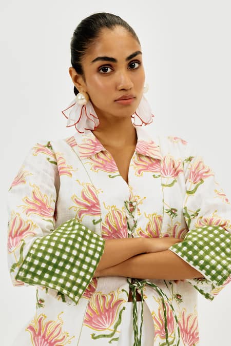 Jodi_White Handloom Cotton V-neck Moor Handwoven Blouse_Online_at_Aza_Fashions