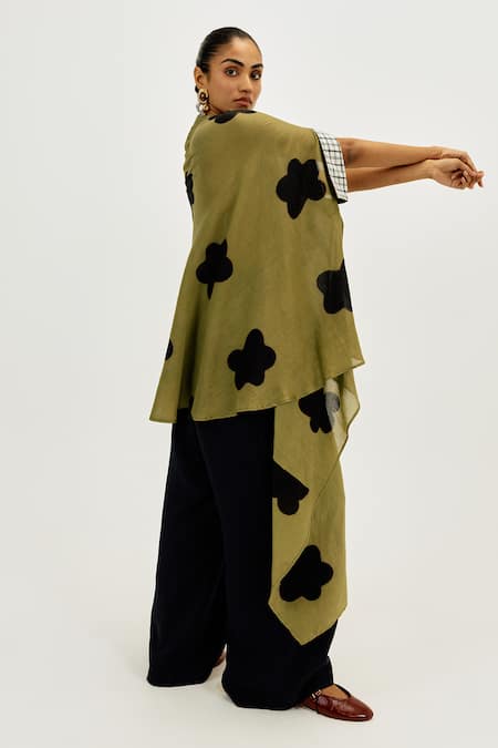 Shop Jodi Green Chanderi V-neck Kuro Asymmetrical Kaftan Dress at Aza Fashions Shop_Jodi_Green Chanderi V-neck Kuro Asymmetrical Kaftan Dress _at_Aza_Fashions