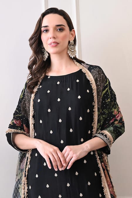 Peenacolada Black Chinon, Crepe Embroidery, Sequins, Zari, Lace Floral Pattern Kurta Set Online at Aza Fashions Peenacolada_Black Chinon, Crepe Embroidery, Sequins, Zari, Lace Floral Pattern Kurta Set _Online_at_Aza_Fashions