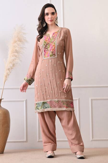 Peenacolada_Peach Chinon, Crepe Embroidery, Sequins, Zari Split Floral Pattern Kurta Set _Online_at_Aza_Fashions