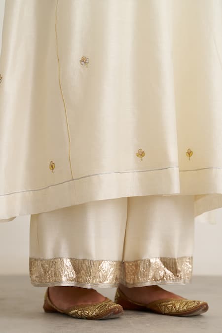 Buy_Vaaya_Ivory Silk, Silk, Gota Patti, Embroidery, Kurta With Pant 