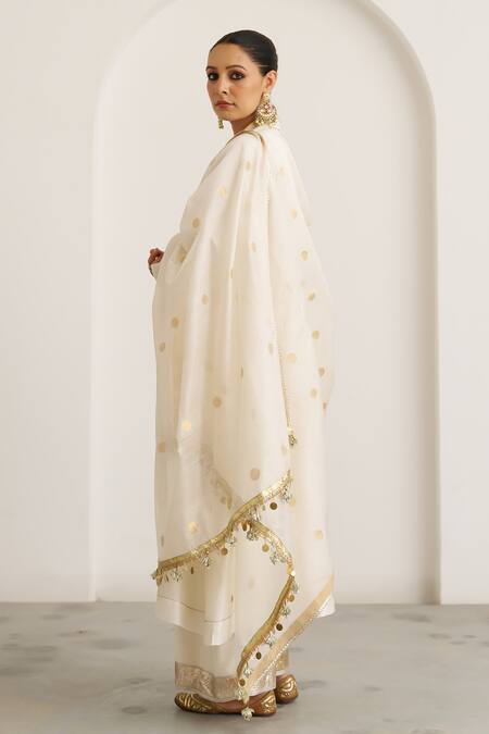 Vaaya_Off White Chanderi Silk Embroidery, Zari The Sona Sikka Booti Dupatta _Online_at_Aza_Fashions