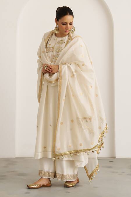 Buy_Vaaya_Off White Chanderi Silk Embroidery, Zari The Sona Sikka Booti Dupatta _Online_at_Aza_Fashions