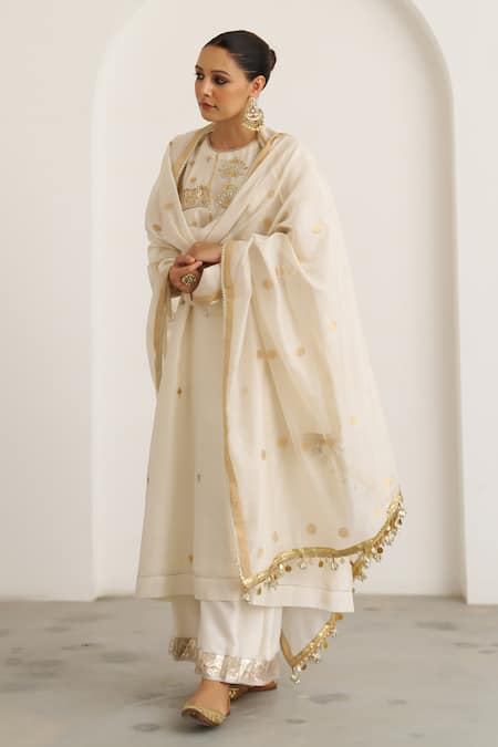 Vaaya_Off White Chanderi Silk Embroidery, Zari The Sona Sikka Booti Dupatta _at_Aza_Fashions