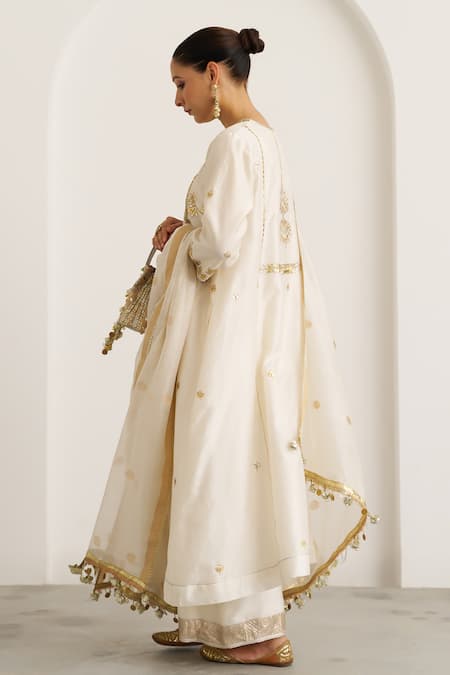 Shop_Vaaya_Off White Chanderi Silk Embroidery, Zari The Sona Sikka Booti Dupatta _at_Aza_Fashions