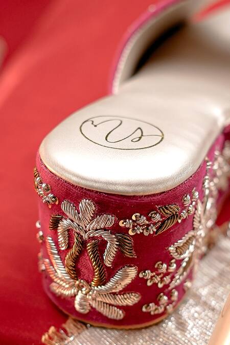 Shop_NR By Nidhi Rathi_Magenta Embroidery Velvet Golden Wedge Sandals